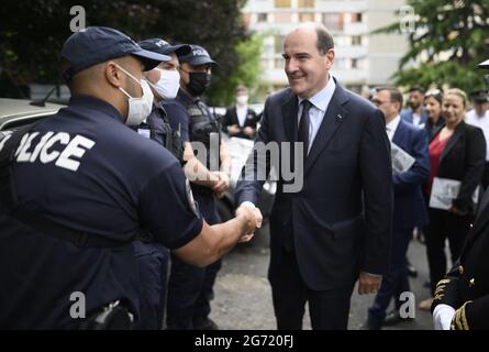 Clichy-sous-Bois, Francia. 10 luglio 2021. Il primo ministro francese Jean Castex, accompagnato dal ministro del lavoro Elisabeth Borne, delegato del ministro al ministro della transizione ecologica, incaricato dell'edilizia abitativa Emmanuelle Wargon, il ministro francese dello sport giovanile Roxana Maracineanu, delegato del ministro degli Affari urbani, Il 10 luglio 2021, presso il Ministro della coesione territoriale e delle relazioni con il Governo locale Nadia Hai e il Ministro minore francese incaricato dell'istruzione prioritaria Nathalie Elimas, visita Chene Pointoquarter, a Clichy-sous-Bois, periferia orientale di Parigi, Francia. Foto di e Foto Stock