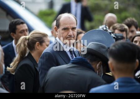 Clichy-sous-Bois, Francia. 10 luglio 2021. Il primo ministro francese Jean Castex, accompagnato dal ministro del lavoro Elisabeth Borne, delegato del ministro al ministro della transizione ecologica, incaricato dell'edilizia abitativa Emmanuelle Wargon, il ministro francese dello sport giovanile Roxana Maracineanu, delegato del ministro degli Affari urbani, Il 10 luglio 2021, presso il Ministro della coesione territoriale e delle relazioni con il Governo locale Nadia Hai e il Ministro minore francese incaricato dell'istruzione prioritaria Nathalie Elimas, visita Chene Pointoquarter, a Clichy-sous-Bois, periferia orientale di Parigi, Francia. Foto di e Foto Stock