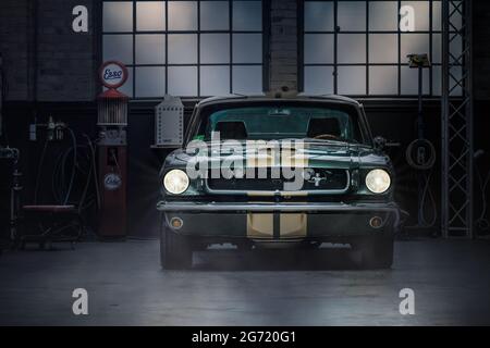 BERLINO, GERMANIA - Aprile 2018: Oldtimer Garage con Ford Mustang Foto Stock