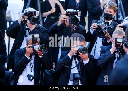 Cannes, Francia. 09 luglio 2021. Palais des festival, Cannes, Francia. 9 luglio 2021. Fotografi che lavorano al Red Carpet 'Benedetta'. I fotografi che lavorano sul Red Carpet si trovano nelle immediate vicinanze e devono indossare maschere. Picture by Credit: Julie Edwards/Alamy Live News Credit: Julie Edwards/Alamy Live News Foto Stock