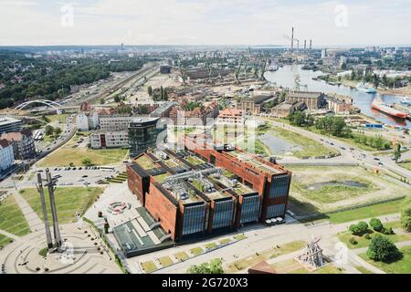 Area dei cantieri navali a Danzica e Centro europeo di solidarietà k – foto dei droni aerei Foto Stock