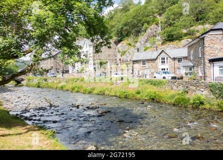 Il fiume / afon Colwyn che scorre attraverso il villaggio gallese di Beddgelert in Snowdonia Galles Regno Unito Foto Stock