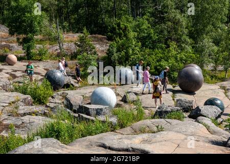 Grandi globi di pietra, parte della scultura Pars Pro Toto di Alicja Kwade alla Biennale di Helsinki 2021 evento artistico a Vallisaari Isola di Helsinki, Finlandia Foto Stock