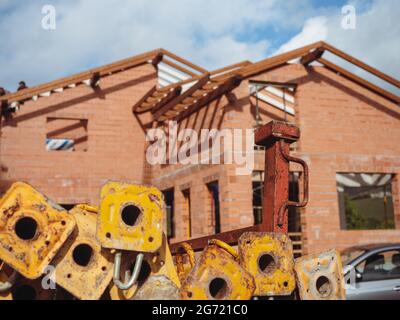 Pila di tubi metallici per ponteggi su fondo area edile Foto Stock