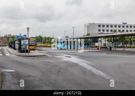 Randers, Danimarca - 10-Luglio-2021: Terminal degli autobus Randers, la gente sta aspettando l'autobus. Foto Stock