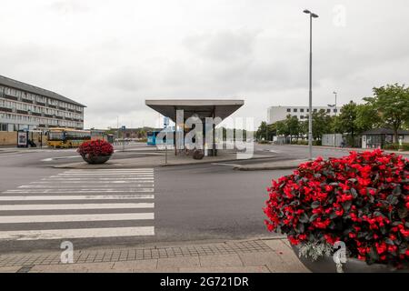 Randers, Danimarca - 10-Luglio-2021: Terminal degli autobus Randers, la gente sta aspettando l'autobus. Foto Stock