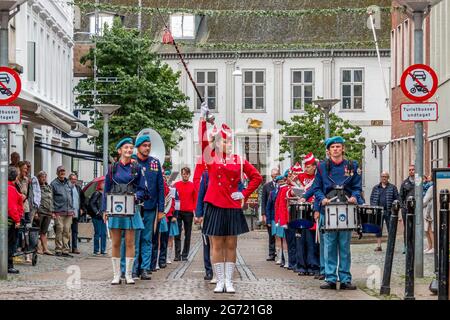 Randers, Danimarca - 10 luglio 2021: Randers Girl Guard suona musica per strada, Drum Corps, Music Corps, Fanfare Corps, Foto Stock