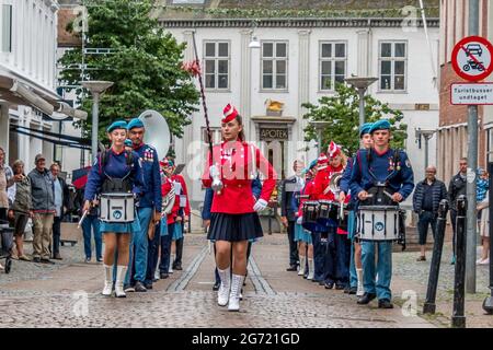 Randers, Danimarca - 10 luglio 2021: Randers Girl Guard suona musica per strada, Drum Corps, Music Corps, Fanfare Corps, Foto Stock