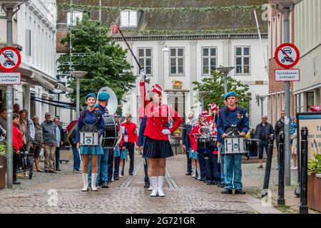 Randers, Danimarca - 10 luglio 2021: Randers Girl Guard suona musica per strada, Drum Corps, Music Corps, Fanfare Corps, Foto Stock