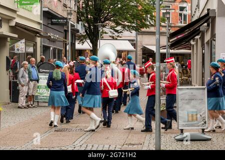 Randers, Danimarca - 10 luglio 2021: Randers Girl Guard suona musica per strada, Drum Corps, Music Corps, Fanfare Corps, Foto Stock