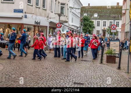 Randers, Danimarca - 10 luglio 2021: Randers Girl Guard suona musica per strada, Drum Corps, Music Corps, Fanfare Corps, Foto Stock