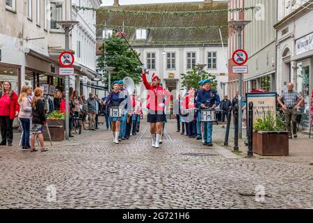 Randers, Danimarca - 10 luglio 2021: Randers Girl Guard suona musica per strada, Drum Corps, Music Corps, Fanfare Corps, Foto Stock