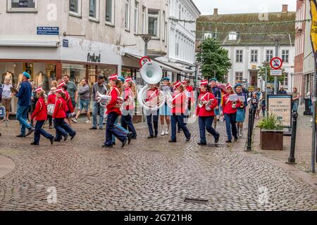 Randers, Danimarca - 10 luglio 2021: Randers Girl Guard suona musica per strada, Drum Corps, Music Corps, Fanfare Corps, Foto Stock