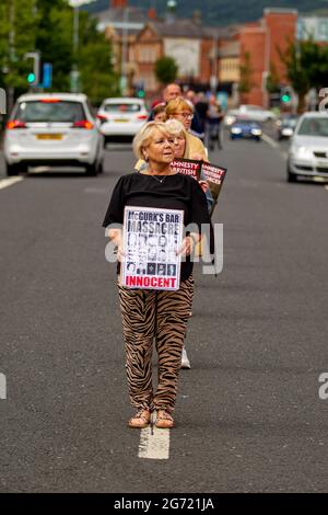 Falls Road, Belfast, Regno Unito. 10 luglio 2021. La campagna Time for Truth ha organizzato una serie di pickets in tutta l'Irlanda del Nord in risposta al fallimento del governo britannico nell'affrontare l'eredità del conflitto. Credit: Bonzo/Alamy Live News Foto Stock
