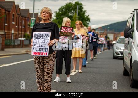 Falls Road, Belfast, Regno Unito. 10 luglio 2021. La campagna Time for Truth ha organizzato una serie di pickets in tutta l'Irlanda del Nord in risposta al fallimento del governo britannico nell'affrontare l'eredità del conflitto. Credit: Bonzo/Alamy Live News Foto Stock