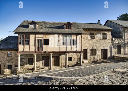 Antica architettura nel villaggio di Puebla de Sanabria, provincia di Zamora in Spagna Foto Stock