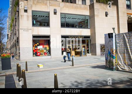 New York, NY, USA - 10 luglio 2021: L'ingresso al negozio di giocattoli FAO Schwarz al Rockefeller Center Foto Stock
