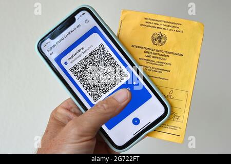 Erding, Germania. 10 luglio 2021. Foto dell'argomento/simbolo: Certificati COVID digitali dell'UE su smartphone, protezione completa della vaccinazione, certificato di vaccinazione, pass di vaccinazione digitale, scheda di vaccinazione. Credit: dpa/Alamy Live News Foto Stock