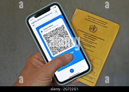 Erding, Germania. 10 luglio 2021. Foto dell'argomento/simbolo: Certificati COVID digitali dell'UE su smartphone, protezione completa della vaccinazione, certificato di vaccinazione, pass di vaccinazione digitale, scheda di vaccinazione. Credit: dpa/Alamy Live News Foto Stock