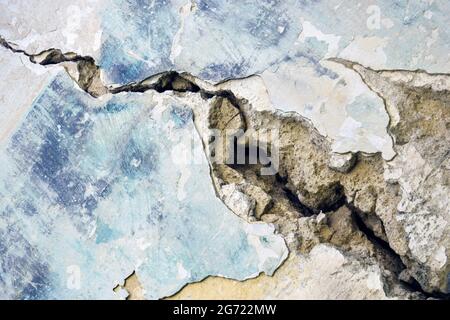 Grande spaccatura profonda sul muro di un vecchio edificio, antiche rovine. Immagine astratta della fessura diagonale. Primo piano. Spazio di copia. Messa a fuoco selettiva. Foto Stock