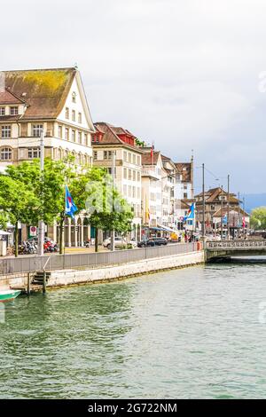 Strade e edifici storici della città vecchia vicino alla stazione ferroviaria principale di Zurigo HB, Hauptbahnhof, architettura svizzera e destinazione di viaggio a Zurigo Foto Stock