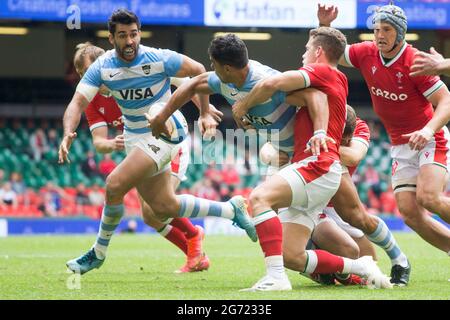 Cardiff, Regno Unito. 10 luglio : Jeronimo de la Fuente (Argentina) controlla la palla durante la partita degli internazionali estivi 2021 tra Galles e Argentina al Principato Stadium. Foto Stock