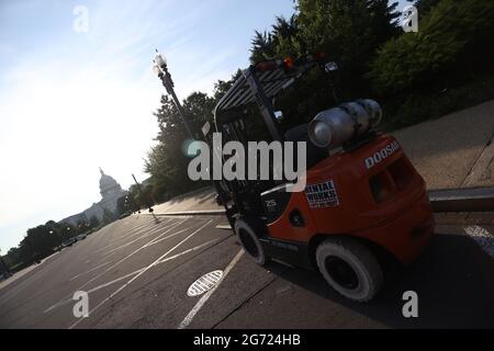 Washington DC, Stati Uniti. 10 luglio 2021. Il carrello elevatore visto la mattina presto in preparazione della rimozione della recinzione presso il palazzo del Campidoglio a Washington, DC il 10 luglio 2021. Credit: Mpi34/Media Punch/Alamy Live News Foto Stock