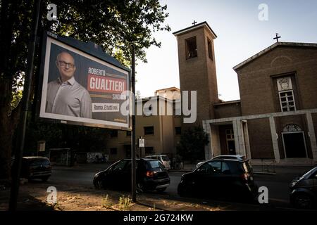 Roma, Italia. 09 luglio 2021. Manifesti elettorali per il candidato sindaco di Roma Enrico Michetti è visto il 9 luglio 2021 a Roma. Le elezioni mayorali nelle principali città italiane, tra cui Roma, Milano, Torino e Napoli - in precedenza previste tra il 15 aprile e il 15 giugno si terranno tra il 15 settembre e il 15 ottobre, secondo un decreto approvato dal gabinetto a causa della pandemia di Coronavirus. (Foto di Andrea Ronchini/Pacific Press) Credit: Pacific Press Media Production Corp./Alamy Live News Foto Stock