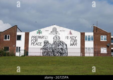Murale 'Prepared for peace ready for war' , Shore Road, Belfast, Irlanda del Nord. Data immagine: 10 luglio 2021 Foto Stock