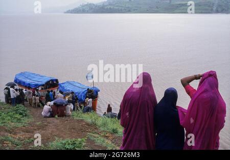 INDIA, fiume Narmada e dighe, bacino idrico della diga di Narmada Sardar Sarovar progetto, Narmada Bachao Andolan NBA, movimento per salvare la Narmada, popolazioni indigene del villaggio tribale Domkhedi attendono la barca di Medha Patkar e Arundhati Roy/ INDIEN, Narmada Fluss und Staudaemme, Stausee des Sardjewar, Sarjekar Domjewar Foto Stock