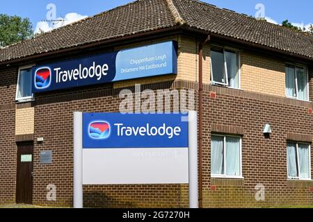 Swindon, Inghilterra - Giugno 2021: Vista esterna di un hotel Travelodge sui servizi M4 a Leigh Delamere. Foto Stock