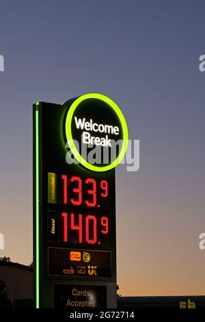 Oxford, Inghilterra - Giugno 2021: Cartello illuminato al crepuscolo all'esterno di una stazione di rifornimento di benzina ai servizi sulla strada statale A34. Foto Stock