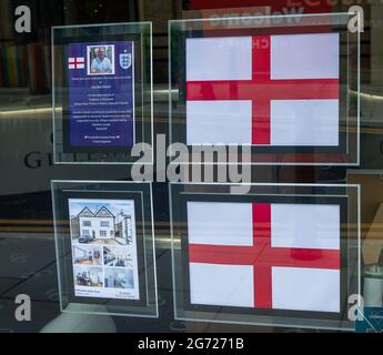 Uxbridge, London Borough of Hillingdon, 9 luglio 2021. L'Inghilterra bandiera in una finestra Agenti immobiliari prima della finale UEFA Euro 2020 tra l'Inghilterra e l'Italia questa domenica. Credito: Maureen McLean/Alamy Foto Stock