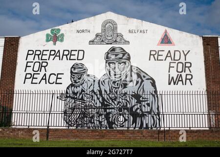 Murale 'Prepared for peace ready for war' , Shore Road, Belfast, Irlanda del Nord. Data immagine: 10 luglio 2021 Foto Stock