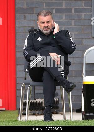 Il manager celtico Ange Postecoglou è in contatto con il team di amici pre-stagione al Dragon Park, Newport. Foto Stock