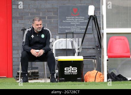 Il manager celtico Ange Postecoglou è in contatto con il team di amici pre-stagione al Dragon Park, Newport. Foto Stock