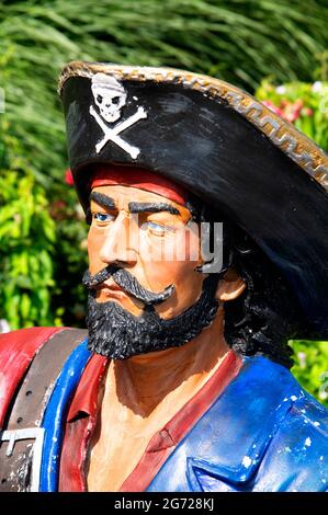 Un pirata sorveglia l'ingresso al Wydah Pirate Museum a Cape Cod, USA Foto Stock