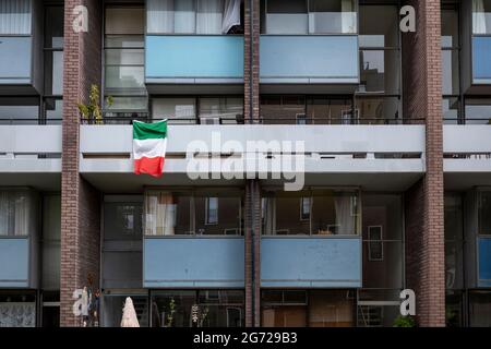 Londra, Regno Unito. 10 luglio 2021. Una bandiera italiana è appesa alla finestra di un blocco di appartamenti vicino a Barbican. L'Italia gioca domani sera in Inghilterra nella finale di Euro 2020 al Wembley Stadium. E' la prima grande finale in cui l'Inghilterra avrà giocato dopo aver vinto la Coppa del mondo nel 1966, ma l'Italia rimane imbattuta nelle ultime 33 partite. Credit: Stephen Chung / Alamy Live News Foto Stock