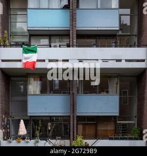 Londra, Regno Unito. 10 luglio 2021. Una bandiera italiana è appesa alla finestra di un blocco di appartamenti vicino a Barbican. L'Italia gioca domani sera in Inghilterra nella finale di Euro 2020 al Wembley Stadium. E' la prima grande finale in cui l'Inghilterra avrà giocato dopo aver vinto la Coppa del mondo nel 1966, ma l'Italia rimane imbattuta nelle ultime 33 partite. Credit: Stephen Chung / Alamy Live News Foto Stock