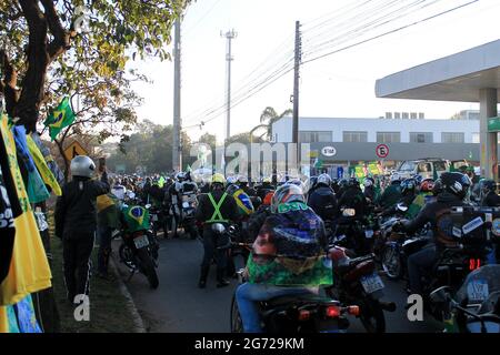 Porto Alegre, Rio Grande do sul, Brasile. 10 luglio 2021. (INT) il presidente brasiliano fa un giro in moto a Porto Alegre. 10 luglio 2021, Porto Alegre, Rio Grande do sul, Brasile: Il presidente del Brasile, Jair Bolsonaro esegue un giro in moto nel centro di Porto Alegre il Sabato(10). Credit: Gustavo Aguirre/Thenews2 Credit: Gustavo Aguirre/TheNEWS2/ZUMA Wire/Alamy Live News Foto Stock