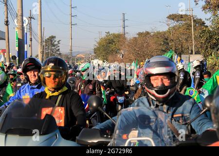 Porto Alegre, Rio Grande do sul, Brasile. 10 luglio 2021. (INT) il presidente brasiliano fa un giro in moto a Porto Alegre. 10 luglio 2021, Porto Alegre, Rio Grande do sul, Brasile: Il presidente del Brasile, Jair Bolsonaro esegue un giro in moto nel centro di Porto Alegre il Sabato(10). Credit: Gustavo Aguirre/Thenews2 Credit: Gustavo Aguirre/TheNEWS2/ZUMA Wire/Alamy Live News Foto Stock