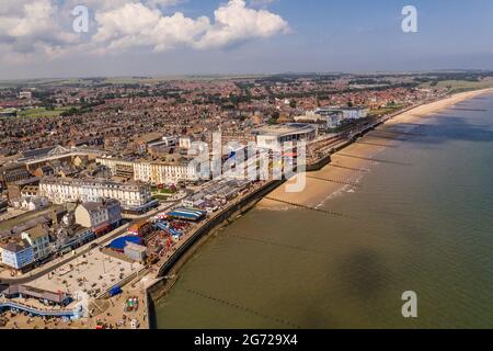 BRIDLINGTON, REGNO UNITO, 9 LUGLIO 2021. Veduta aerea del lungomare e del lungomare della piccola cittadina costiera dello Yorkshire di Bridlington. Foto Stock