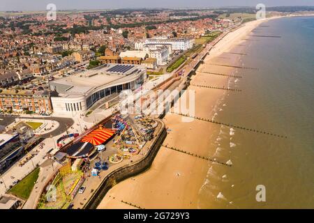 BRIDLINGTON, REGNO UNITO, 9 LUGLIO 2021. Veduta aerea del lungomare e del lungomare della piccola cittadina costiera dello Yorkshire di Bridlington. Foto Stock