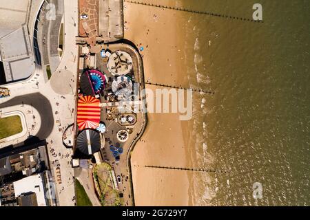 BRIDLINGTON, REGNO UNITO, 9 LUGLIO 2021. Vista panoramica aerea della fiera e del lungomare della piccola cittadina costiera dello Yorkshire di Bridlington. Foto Stock