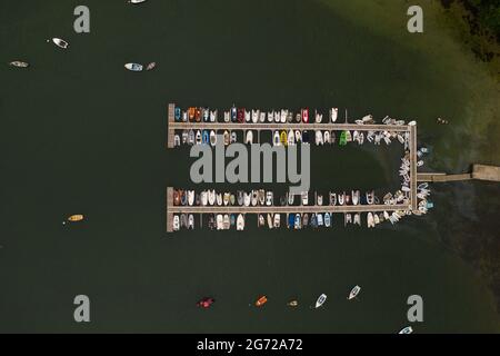 Vista aerea del molo di un club di vela a Helford, Cornovaglia piena di piccole imbarcazioni Foto Stock