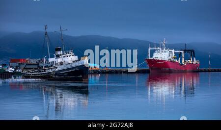 Navi vecchie e nuove ancorate nelle acque del canale di Beagle a Ushuaia, Tierra del Fuego, Argentina Foto Stock