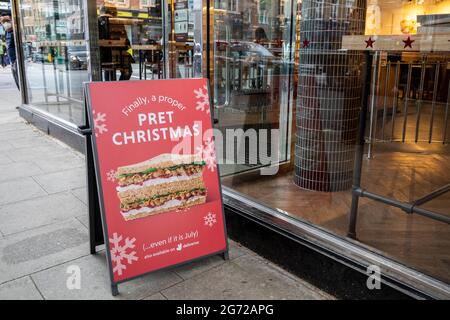 Londra, Regno Unito. 10 luglio 2021. Un cartello all'esterno di un negozio Pret a Manger di Holborn promuove il suo ultimo sandwich, un pranzo a base di Pret Christmas, riportato per un solo mese. Il sito web di Pret afferma che gli ingredienti comprendono "fette spesse di tacchino britannico con salsa al mirtillo e arancio, ripieno di maiale e foglie di spinaci. Rifinito con un dab di mayo libero gamma e cipolle croccanti". Credit: Stephen Chung / Alamy Live News Foto Stock