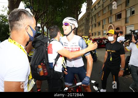 L'olandese Bauke Mollema di Trek-Segafredo festeggia dopo aver vinto la tappa 14 della 108a edizione della gara ciclistica Tour de France, da Carcassonne a Q. Foto Stock