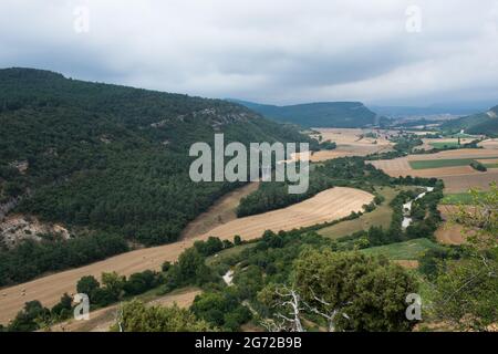 Splendida vista aerea del paesaggio da San Pantaleon de Losa. Burgos, Merindades, Spagna, Europa Foto Stock