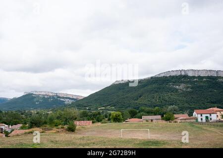 Campo da calcio verde senza bambini in un piccolo villaggio vicino alle montagne. Merindades, Burgos, Spagna, Europa. Spagna vuota Foto Stock